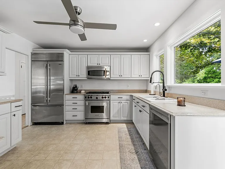 19 Peconic Ave — Photo 8