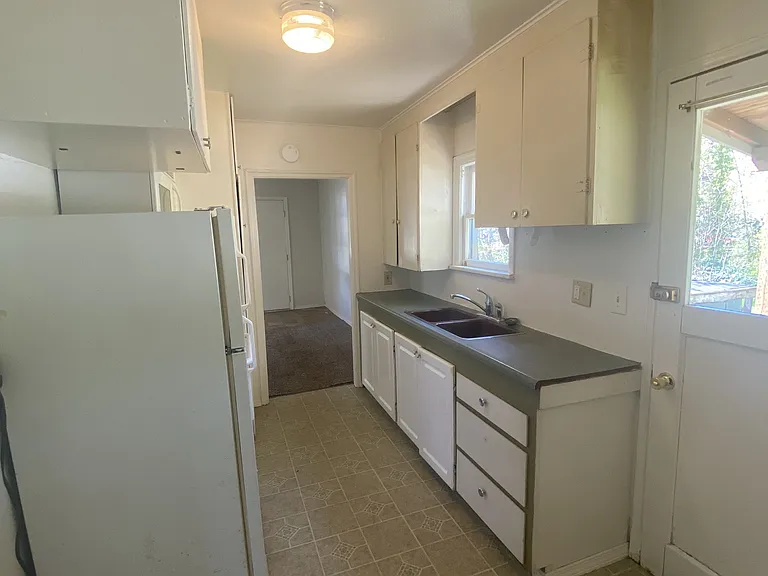 1306 W Cota St — Photo 4