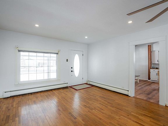 3rd image of 811 W Grand Ave