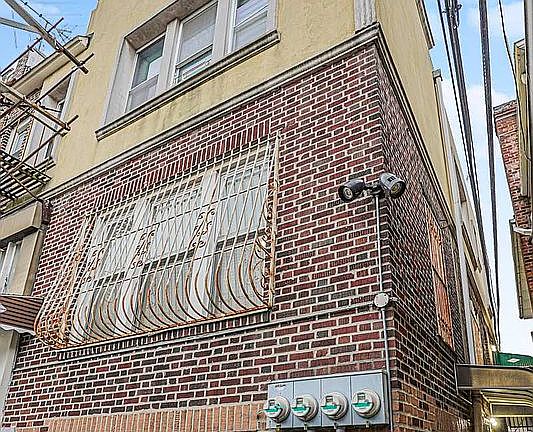 3rd image of 217 Brighton 1st Ln