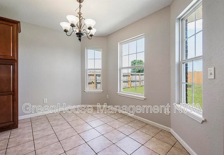 520 Dewberry Ln — Photo 6