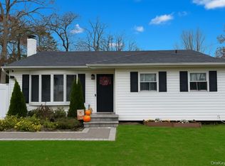 425 Blue Point Rd, Farmingville, NY 11738