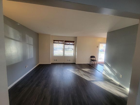 3rd image of 1071 N Carolina Ct