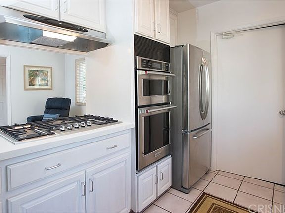 Kitchen - newer stainless steel appliances and ref