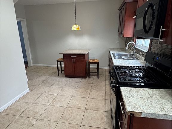3rd image of 1515 Oneida St