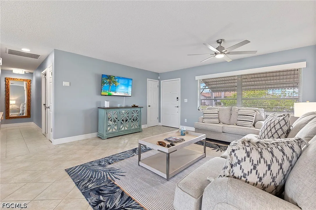 3 bed, 2.0 bath, 1764 sqft, $4,900 — Photo 4