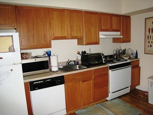 2nd image of 1039 Clinton St APT 1B