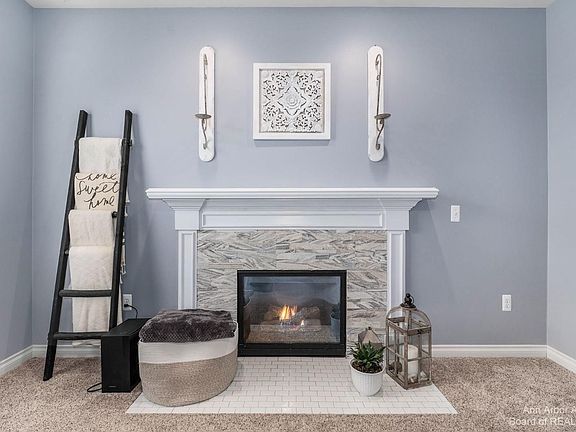 5th image of 761 W Castlebury Cir