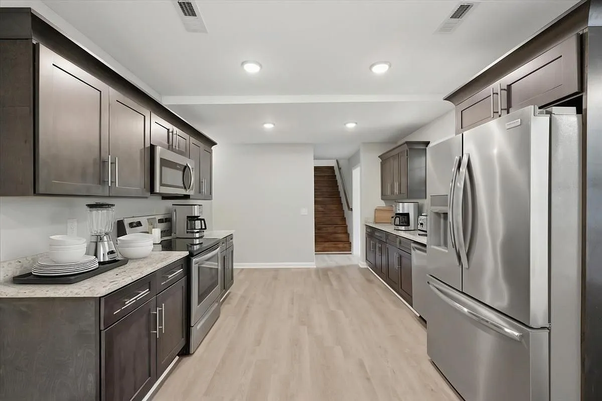 4 bed, 7149 sqft, $3,200 — Photo 4