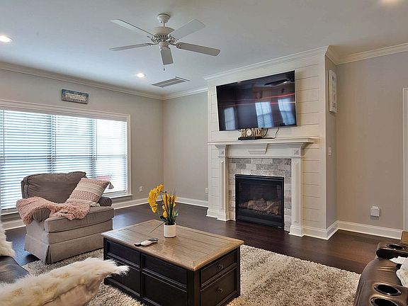 4th image of 131 Balmoral Dr