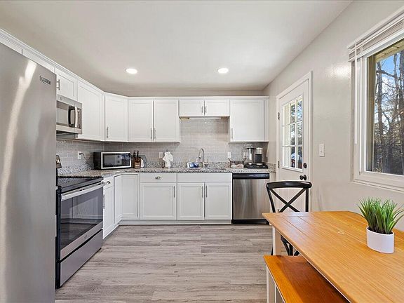 4th image of 1308 Kelly Rd