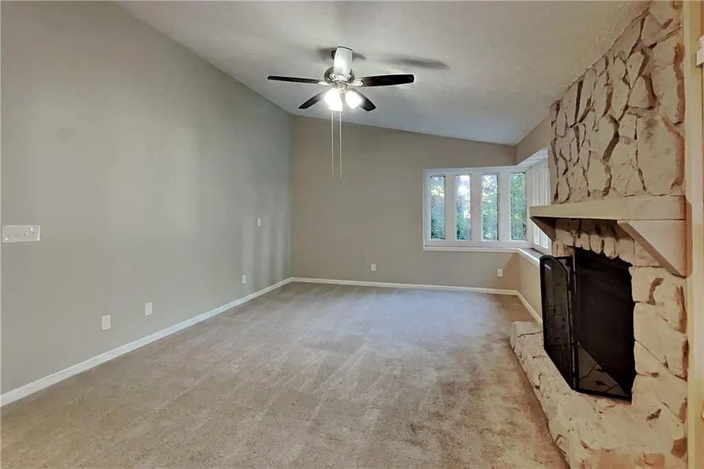 3 bed, 2.5 bath, 2118 sqft, $2,240 — Photo 3