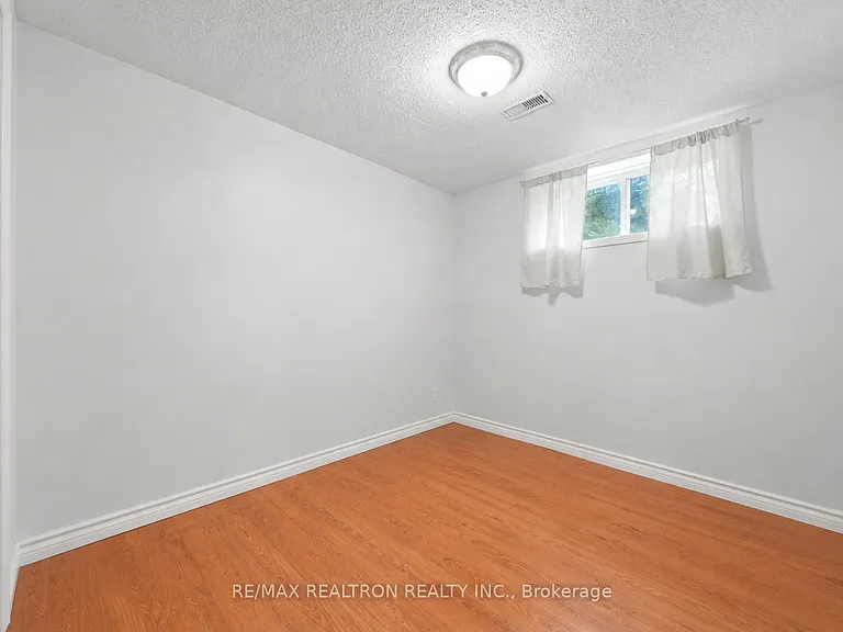 414 The Queensway Rd S — Photo 8