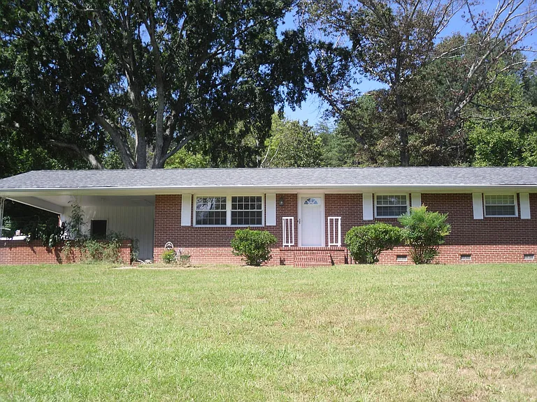 983 E Valley Dr — Photo 1
