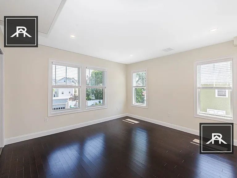 122 Jerome St — Photo 18