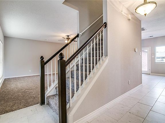 5th image of 1059 E Oak St