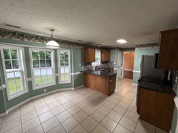 4th image of 320 Peterson Pl