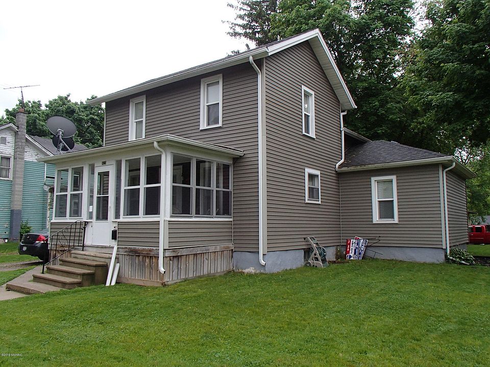 1st image of 923 Burr Oak St