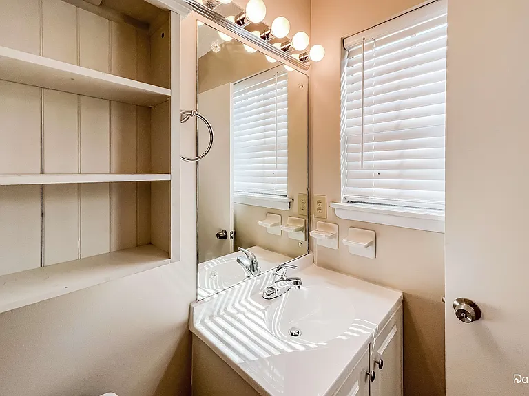 2539 Daly Dr — Photo 8