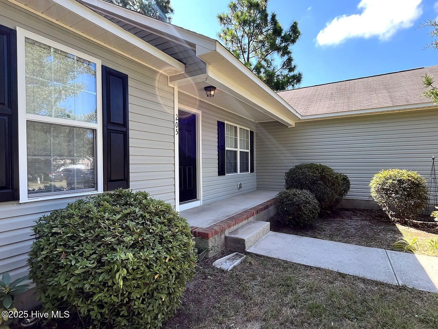 3 bed, 2.0 bath, 1460 sqft, $1,900 — Photo 2