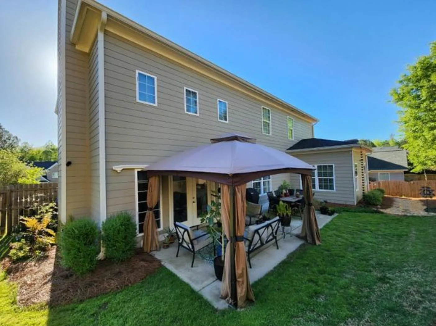 5 bed, 3.5 bath, 2569 sqft, $3,500 — Photo 2