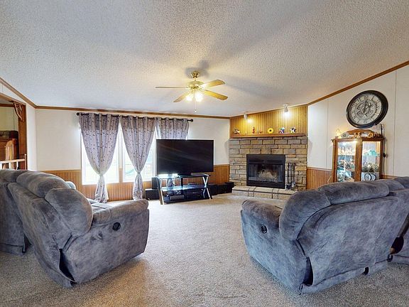 3rd image of 424 Hillcrest Dr
