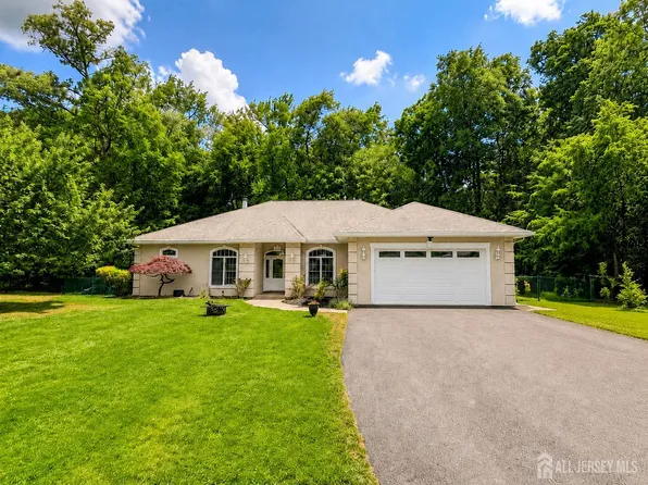 93 Sand Hills Rd, Kendall Park, NJ 08824