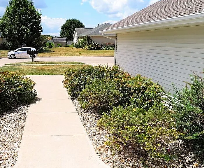 530 Iris Ave — Photo 2
