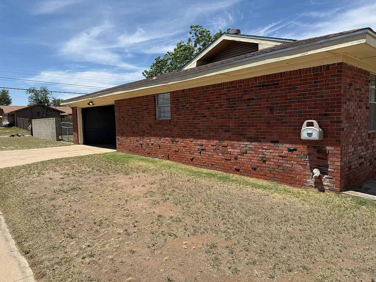 Building Photo - 3601 Springdale Dr