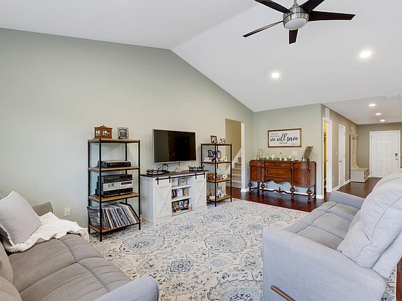 3rd image of 302 Trimble Dr
