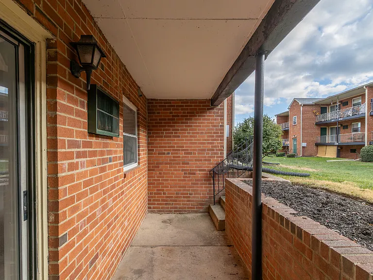 Colonial Point Apartments — Photo 15