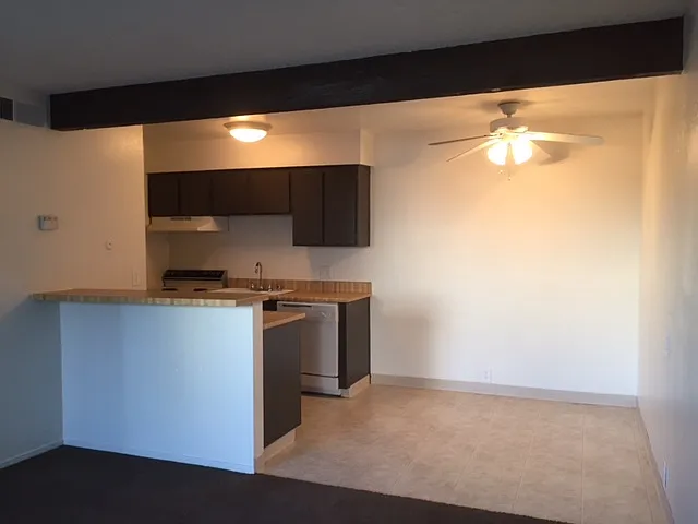 Santa Clarita — Photo 41