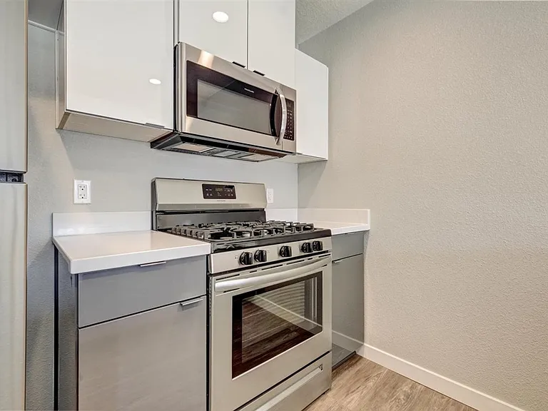 The James Apartments — Photo 17