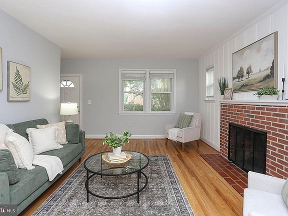 3rd image of 409 S Wickham Rd