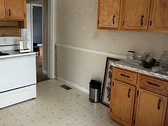 3rd image of 376 Lowry Dr SW
