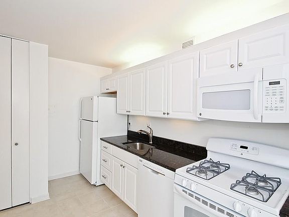5th image of 4515 Willard Ave APT S2412