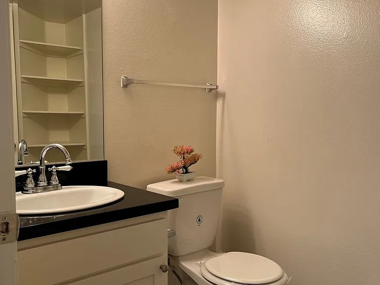 22321 Victory Blvd — Photo 9