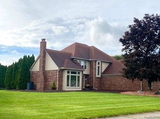6593 Pine Way Dr, Troy, MI 48098