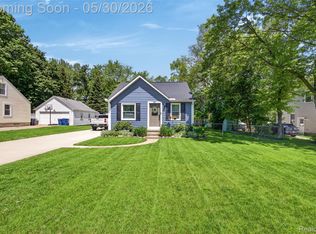 3570 Brookdale Ln, Waterford, MI 48328
