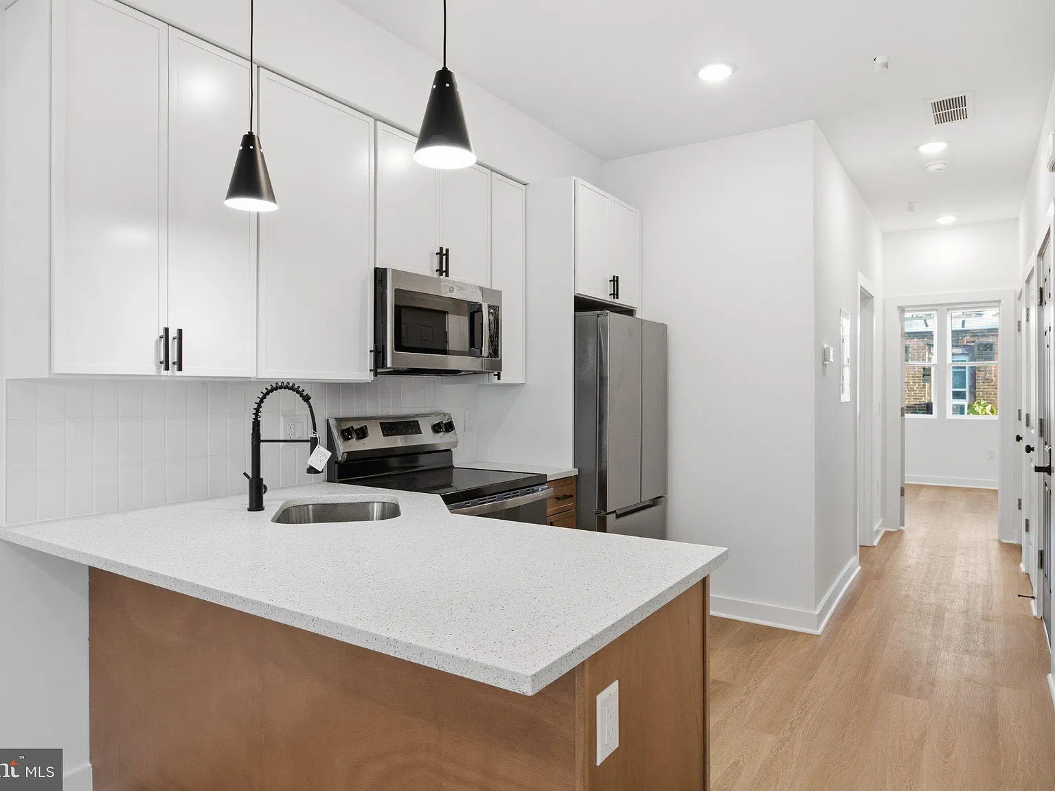 3 bed, 3.0 bath, $1,900 — Photo 2
