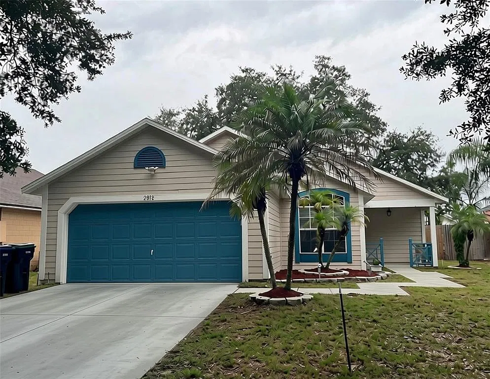 3 bed, 2.0 bath, 1243 sqft, $2,300 — Photo 2