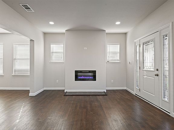 5th image of 820 W College St