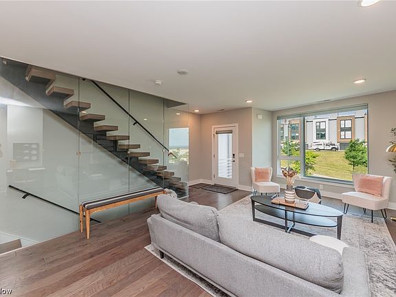 5th image of 1258 W 70th St #I