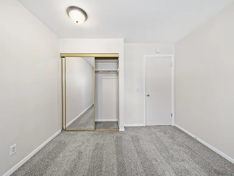 Williamsburg Apartments — Photo 16