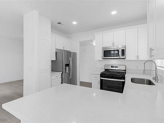 4th image of 509 Indian Bluff St Unit 202