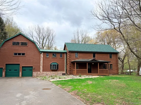 1747 Center Dr, Temperance, MI 48182