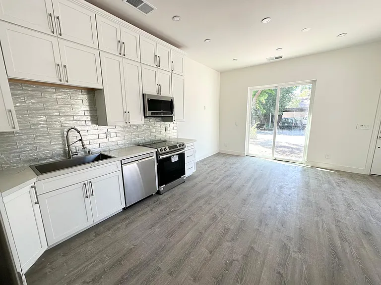 2435 Creekhollow Ln — Photo 3