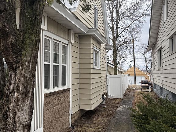 2nd image of 805 Harrison St