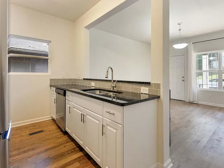 1099 Smith St SW #B — Photo 7