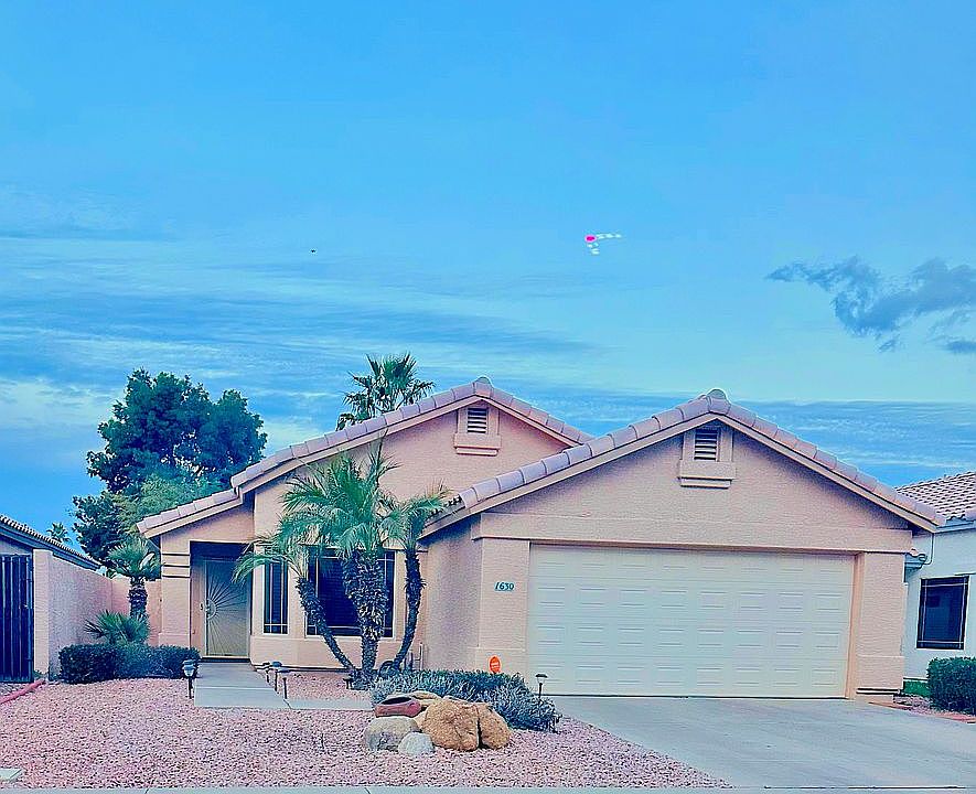 3 Bed / 2 Bath w/ Sunroom 